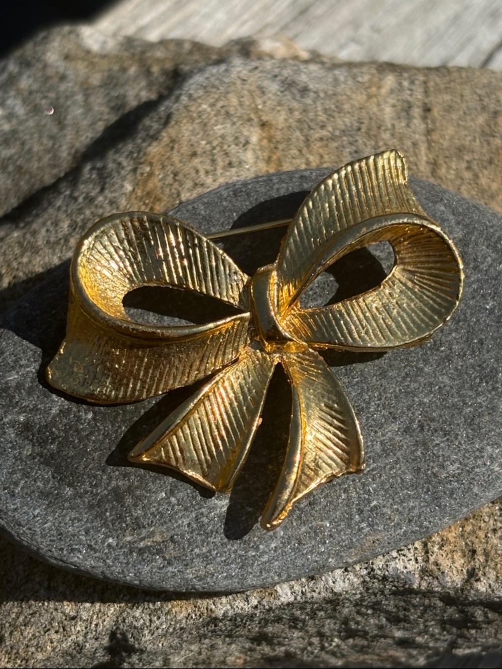 Brooch Gold Bow Ribbon Pin Vintage